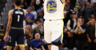 Stephen Curry fouls out in the fourth quarter of the Golden State Warriors' win over the Memphis Grizzlies (6)